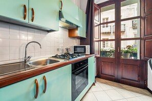 Frigorifero, microonde, forno, piano cottura