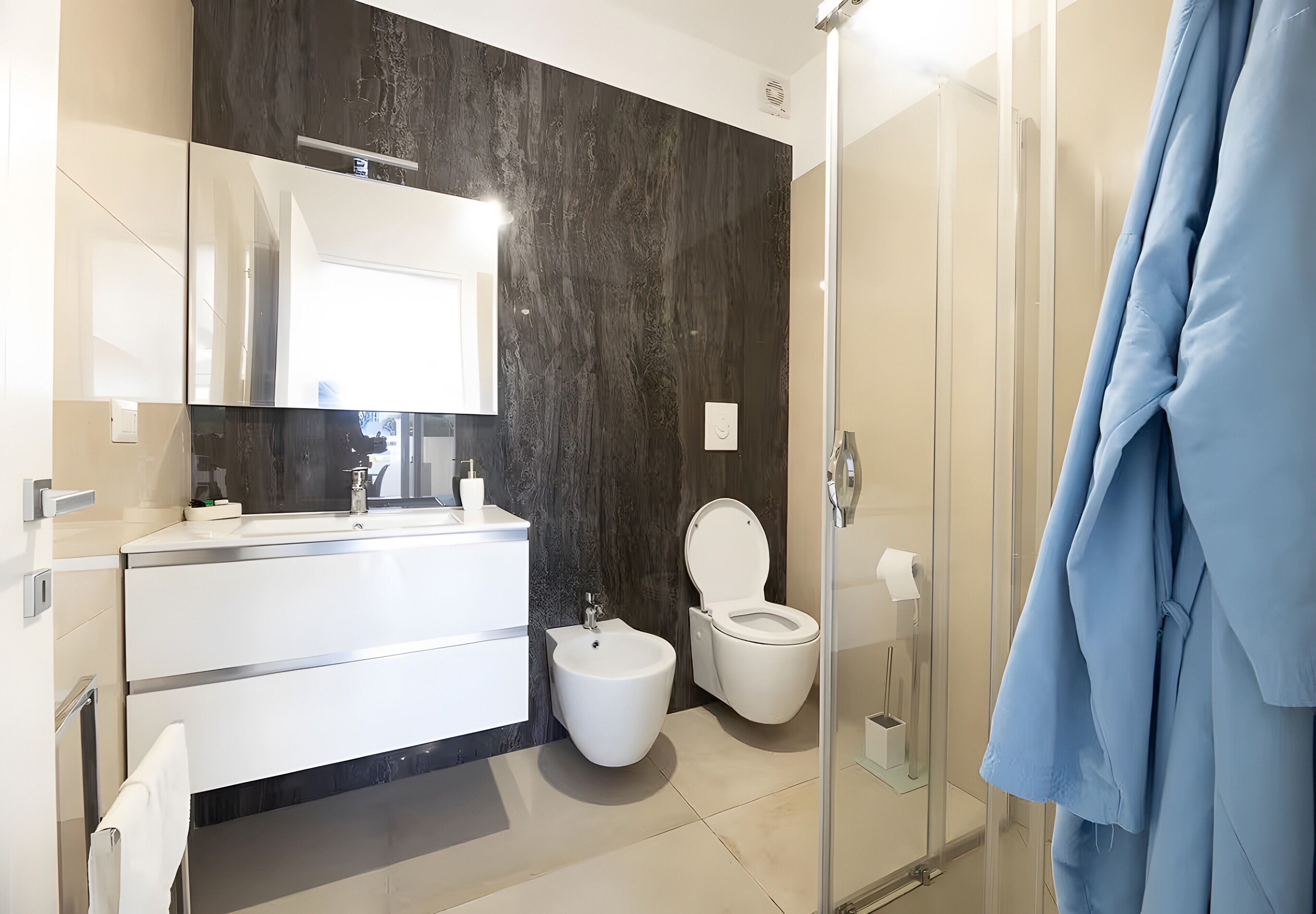Een douche, een haardroger, handdoeken