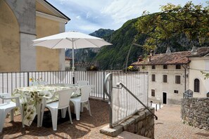 Outdoor dining - Vacation Apartment "Ania Vista Castello" with Mountain View & Terrace (Tenno)