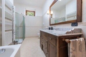 Badewanne, Haartrockner, Handtücher