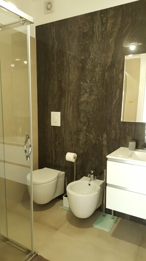 Dusche, Haartrockner, Handtücher