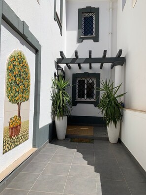 Exterior detail - Vacation Villa "Villa Karon" with Garden, Pool, Shared Tennis Court, Wi-Fi & Terrace (Almancil)