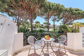 Outdoor dining - Vacation Villa "Villa Karon" with Garden, Pool, Shared Tennis Court, Wi-Fi & Terrace (Almancil)