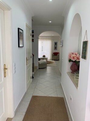 Interior - Vacation Villa "Villa Karon" with Garden, Pool, Shared Tennis Court, Wi-Fi & Terrace (Almancil)