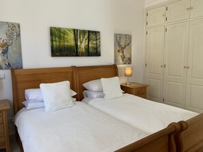 3 bedrooms, iron/ironing board, free WiFi, bed sheets