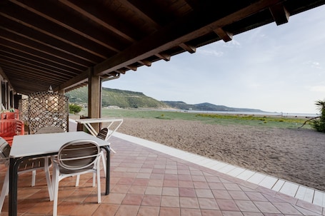 Outdoor dining. Holiday Home ‘Residenza Solemar - App 14’ with Sea View, Wi-Fi