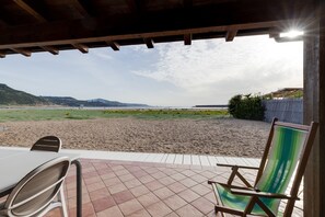 Outdoor dining - Holiday Home ‘Residenza Solemar - App 13’ with Sea View, Wi-Fi, A/C (Bosa Marina)
