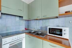 Een koelkast, een microgolfoven, een oven, een kookplaat