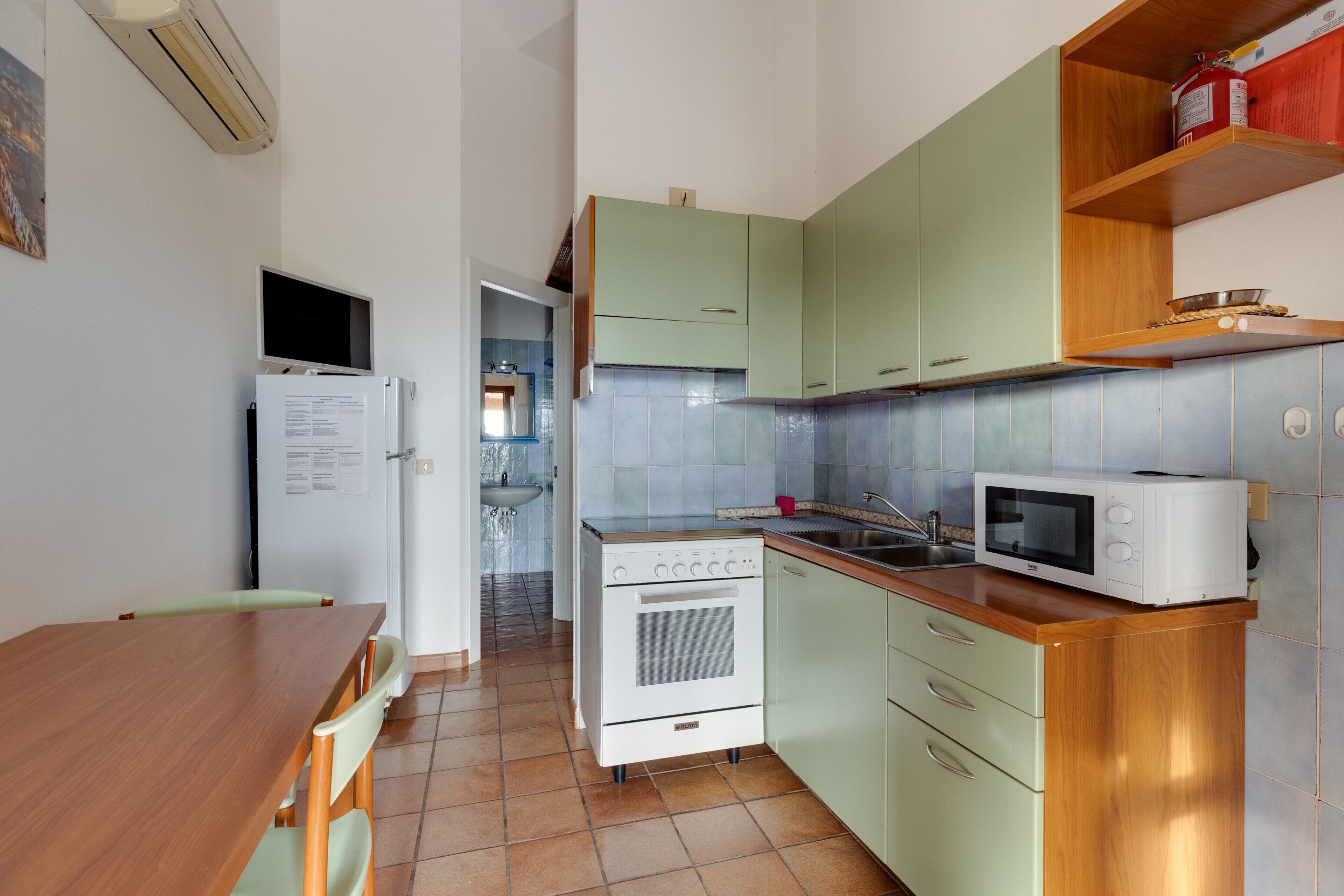 Køleskab, mikrobølgeovn, ovn, kogeplade