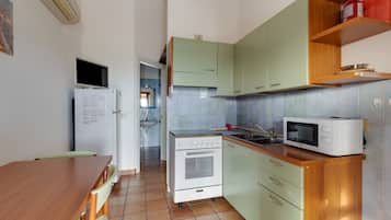 Køleskab, mikrobølgeovn, ovn, kogeplade