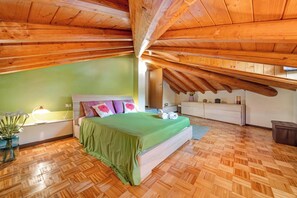 2 bedrooms, iron/ironing board, free WiFi, bed sheets - Apartment 'Mansarda Fra Monte E Lago' with Mountain View, Shared Terrace and Wi-Fi (Esino Lario)