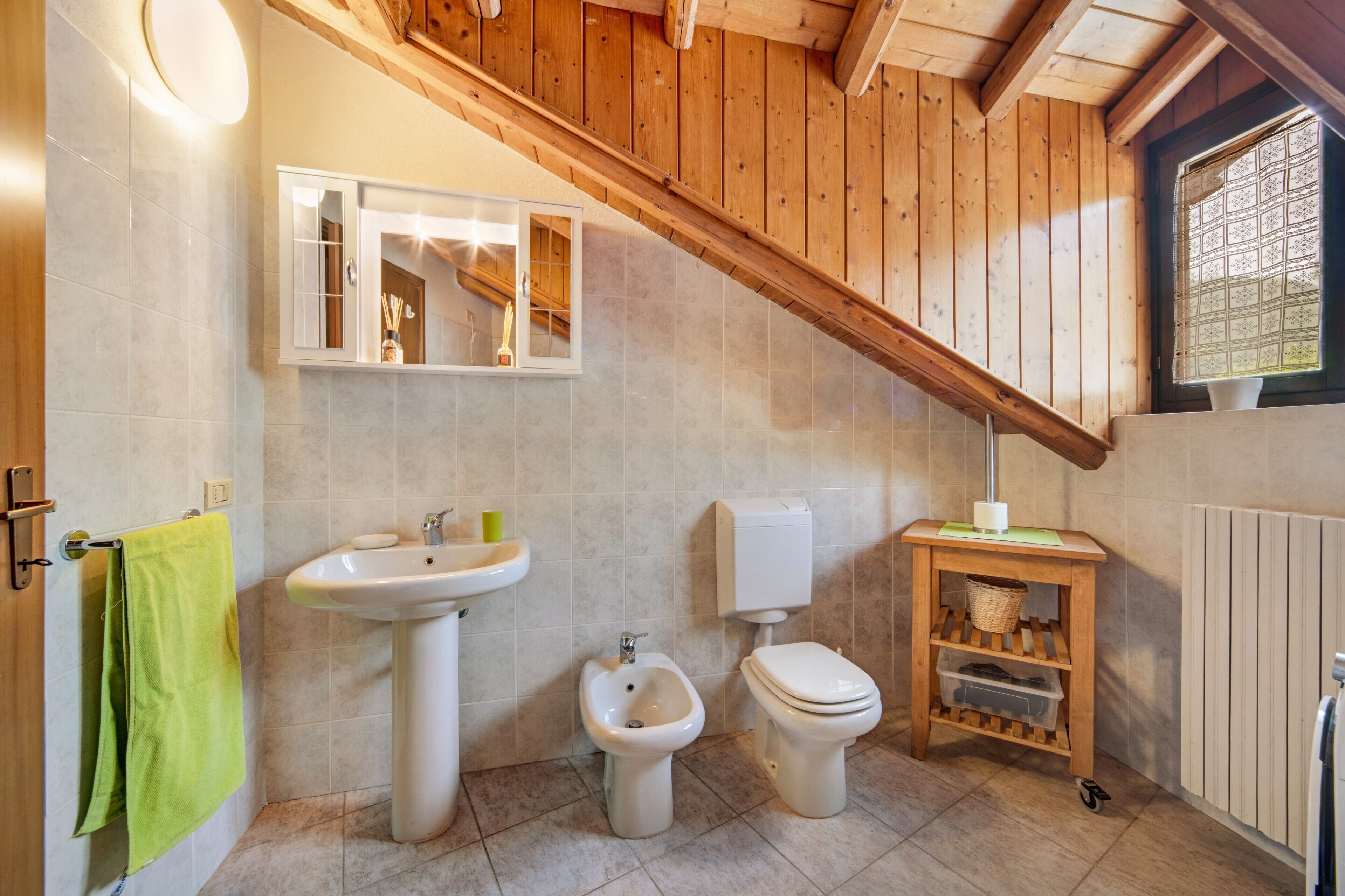 Badewanne, Haartrockner, Handtücher