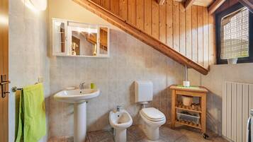 Badewanne, Haartrockner, Handtücher