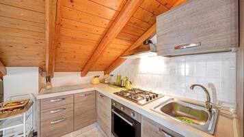 Frigorifero, microonde, forno, piano cottura