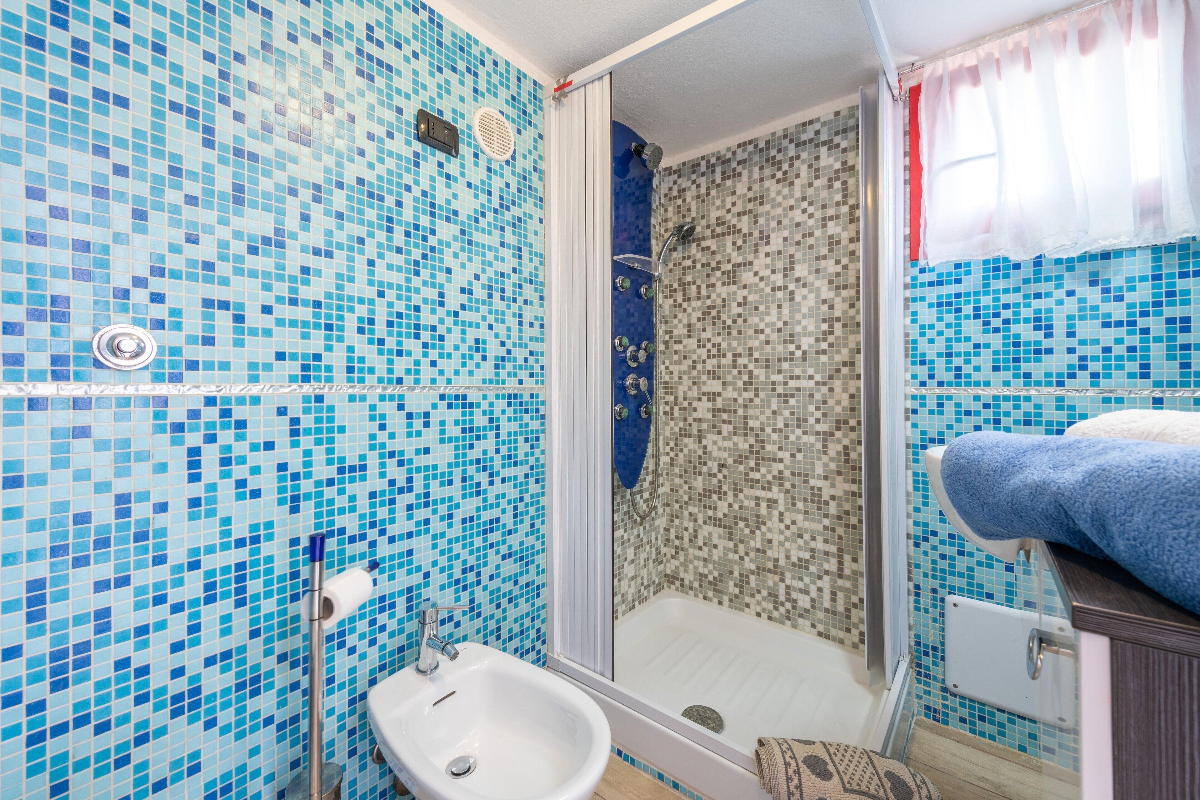 Een douche, een haardroger, handdoeken