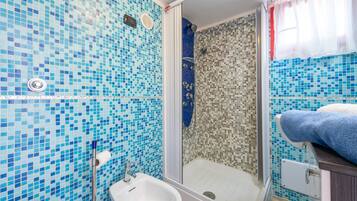 Een douche, een haardroger, handdoeken