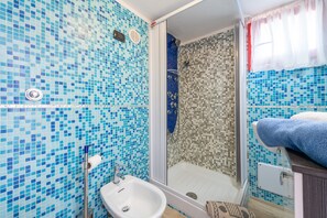 Een douche, een haardroger, handdoeken
