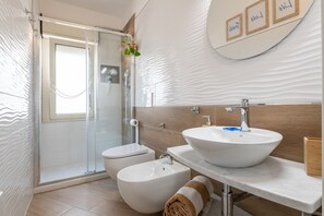 Douche, sèche-cheveux, serviettes fournies