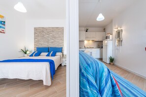 Ein modernes Schlafzimmer mit einem großen Bett, einem kleinen Nachttisch und einem Beistelltisch.