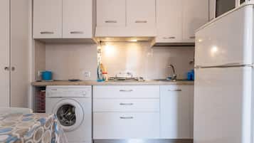 Réfrigérateur, micro-ondes, plaque de cuisson, cafetiÚre/bouilloire