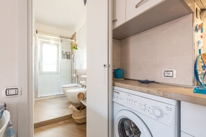 Douche, sèche-cheveux, serviettes fournies