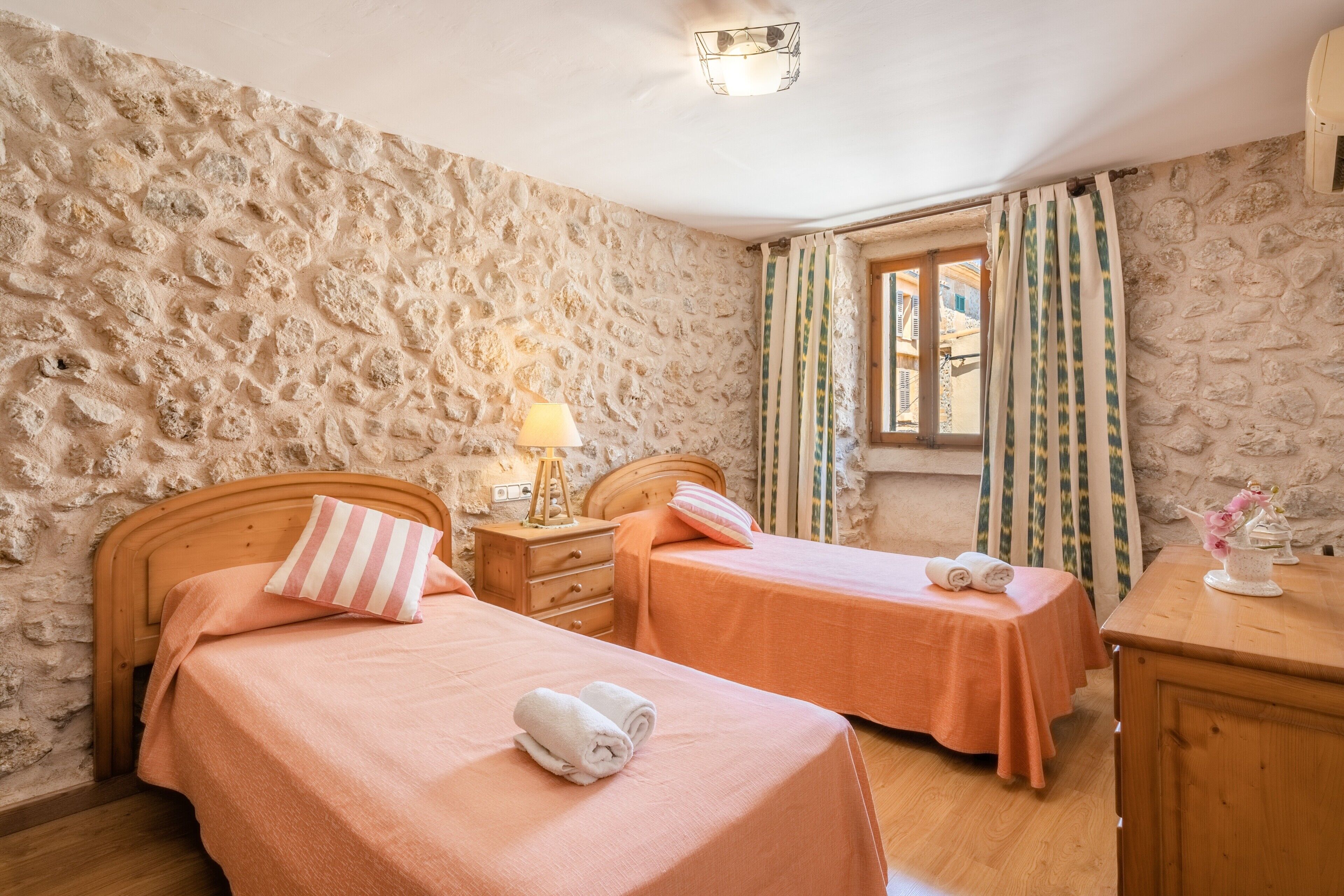 4 habitaciones, tabla de planchar con plancha y wifi gratis 