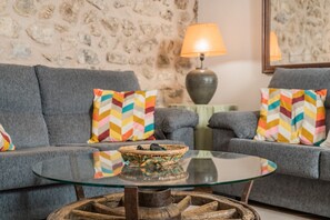 TV, DVD player, stereo - Vacation Home Ca la Pradina in the Centre with Garden, Pool, Wi-Fi & Terrace (Pollença)