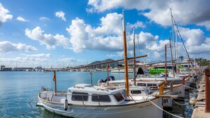 A marina with boats docked, calm water, and a clear sky. - Chalet Villa Can Jaume with Wi-Fi, A/C, Terraces & Garden; Pet-Friendly (puerto alcudia)