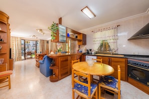 Jääkaappi, mikroaaltouuni, uuni, liesi