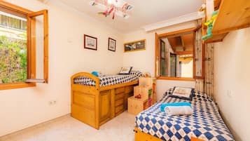 3 slaapkamers, een strijkplank/strijkijzer, gratis wifi, beddengoed