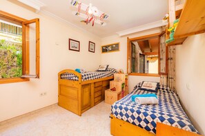 Una habitación con literas, un escritorio y una ventana.