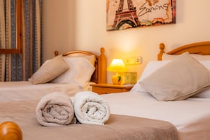 3 makuuhuonetta, silitysrauta/-lauta, ilmainen Wi-Fi, vuodevaatteet