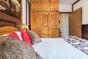 2 bedrooms, iron/ironing board, free WiFi, bed sheets - Apartment "Casa Ferrazza Michelle" with Mountain View, Wi-Fi & Balcony (Madonna di Campiglio)