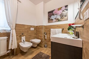 Suihku, ilmaiset hygieniatuotteet, hiustenkuivaaja, pyyhkeet