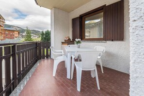 Outdoor dining - Apartment "Casa Ferrazza Michelle" with Mountain View, Wi-Fi & Balcony (Madonna di Campiglio)