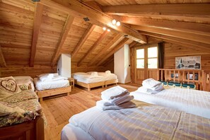 1 habitación, tabla de planchar con plancha y ropa de cama 