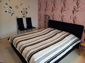 2 bedrooms, travel crib, bed sheets