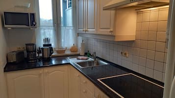 Kühlschrank, Mikrowelle, Ofen, Hochstuhl