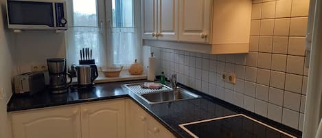 Frigorifero, microonde, forno, seggiolone