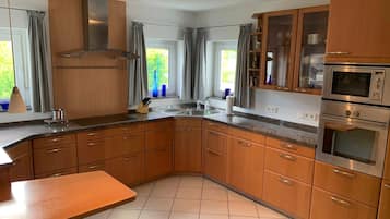 Kühlschrank, Mikrowelle, Ofen, Geschirrspüler