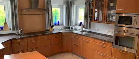Kylskåp, mikrovågsugn, ugn och diskmaskin