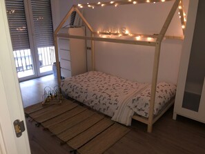 3 bedrooms, desk, iron/ironing board, free WiFi