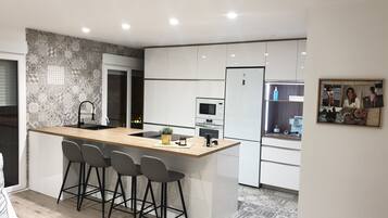 Een koelkast, een microgolfoven, een oven, een kookplaat