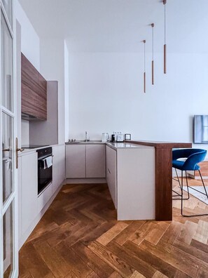 Kjøleskap, mikrobølgeovn, ovn og kokeplater