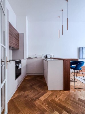 Jääkaappi, mikroaaltouuni, uuni, liesi