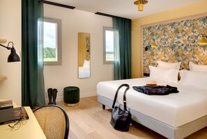 Kamar Double Comfort | Seprai premium, brankas, meja kerja, dan ruang kerja ramah laptop
