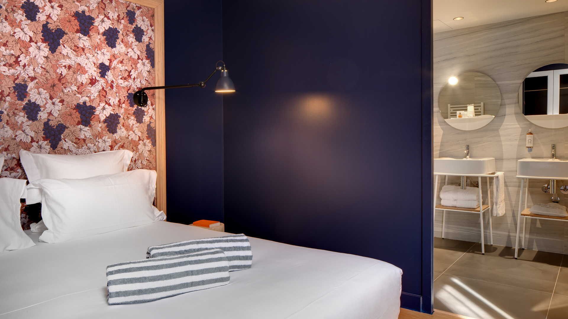 Habitación clásica doble | Ropa de cama de alta calidad, caja fuerte, escritorio