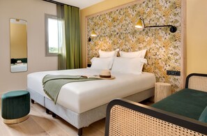 Ropa de cama de alta calidad y caja de seguridad en la habitación 