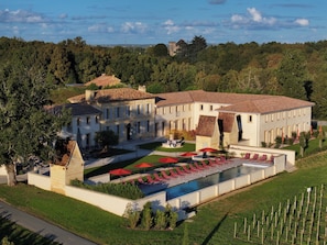 A large estate with a swimming pool, outdoor seating, and a well-maintained garden. - Teritoria - Château Fage Hôtel (Arveyres)