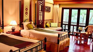 In-room safe, desk, bed sheets